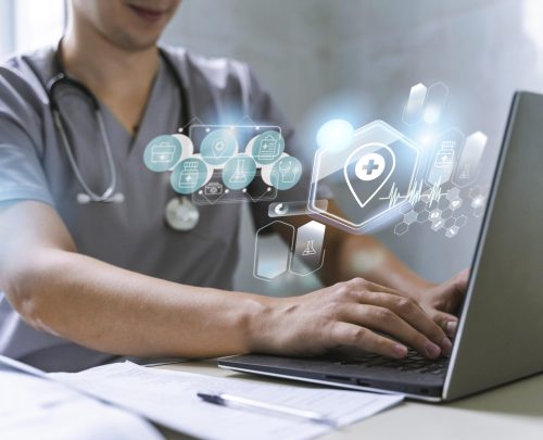 banniere-medicale-avec-un-medecin-travaillant-sur-un-ordinateur-portable